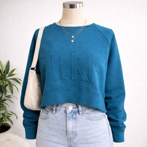NIKE Versa Dri-Fit Cropped Logo Sweatshirt Women’s Size Medium Teal Pullover